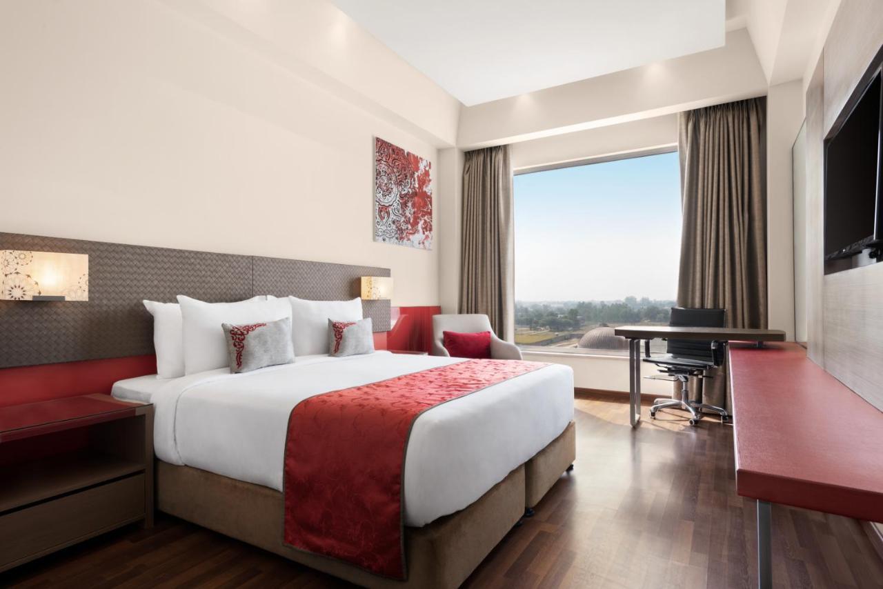 Ramada By Wyndham Lucknow Hotel And Convention Center Eksteriør billede