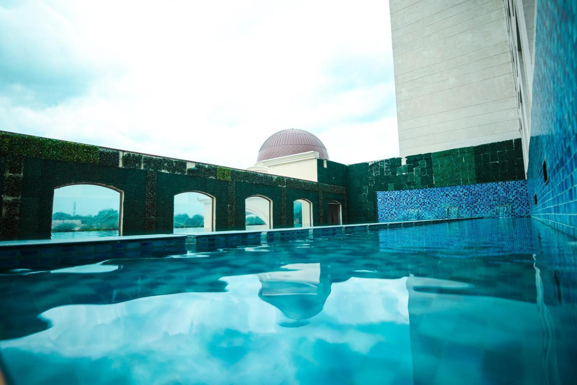 Ramada By Wyndham Lucknow Hotel And Convention Center Eksteriør billede