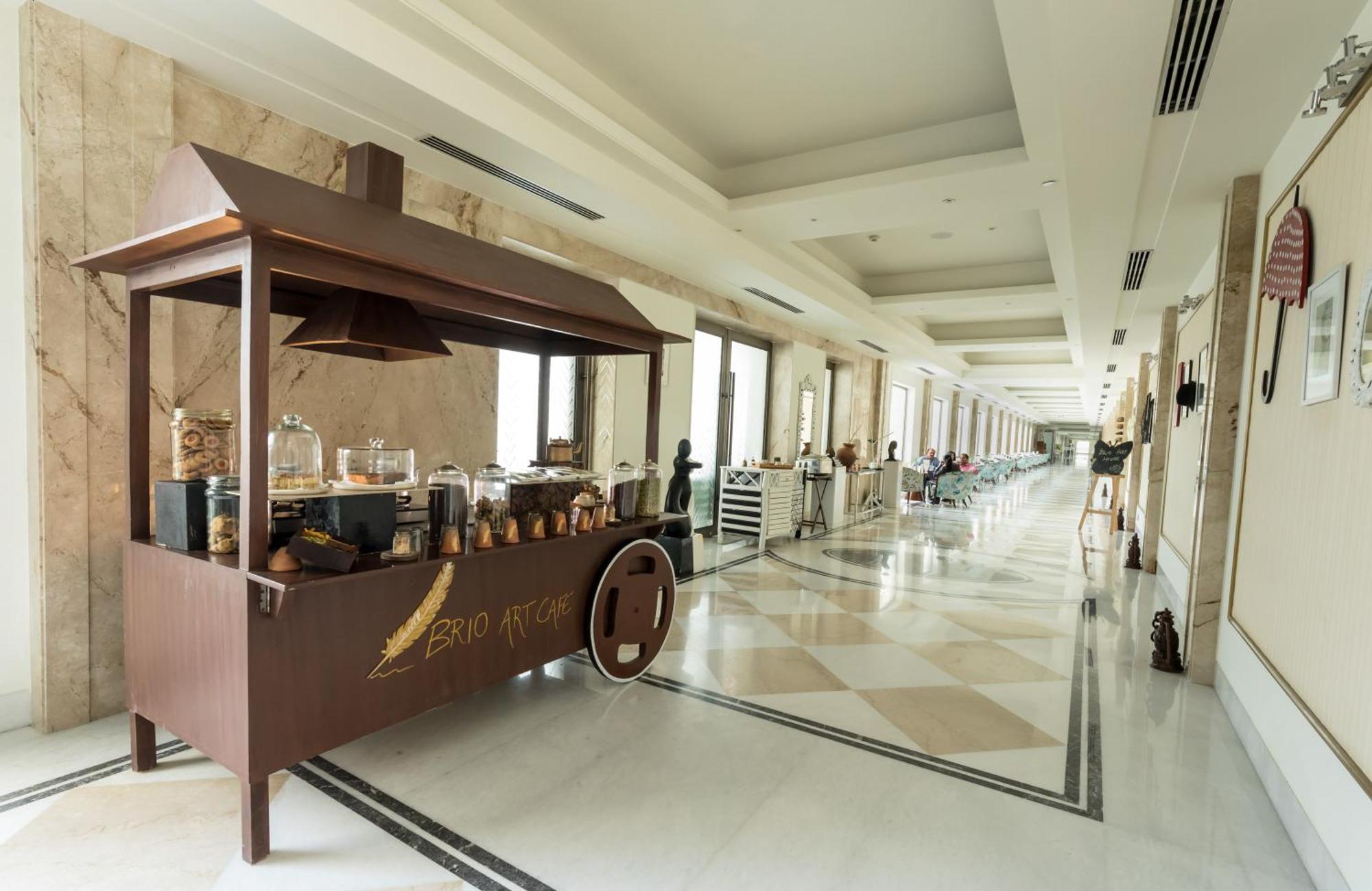 Ramada By Wyndham Lucknow Hotel And Convention Center Eksteriør billede