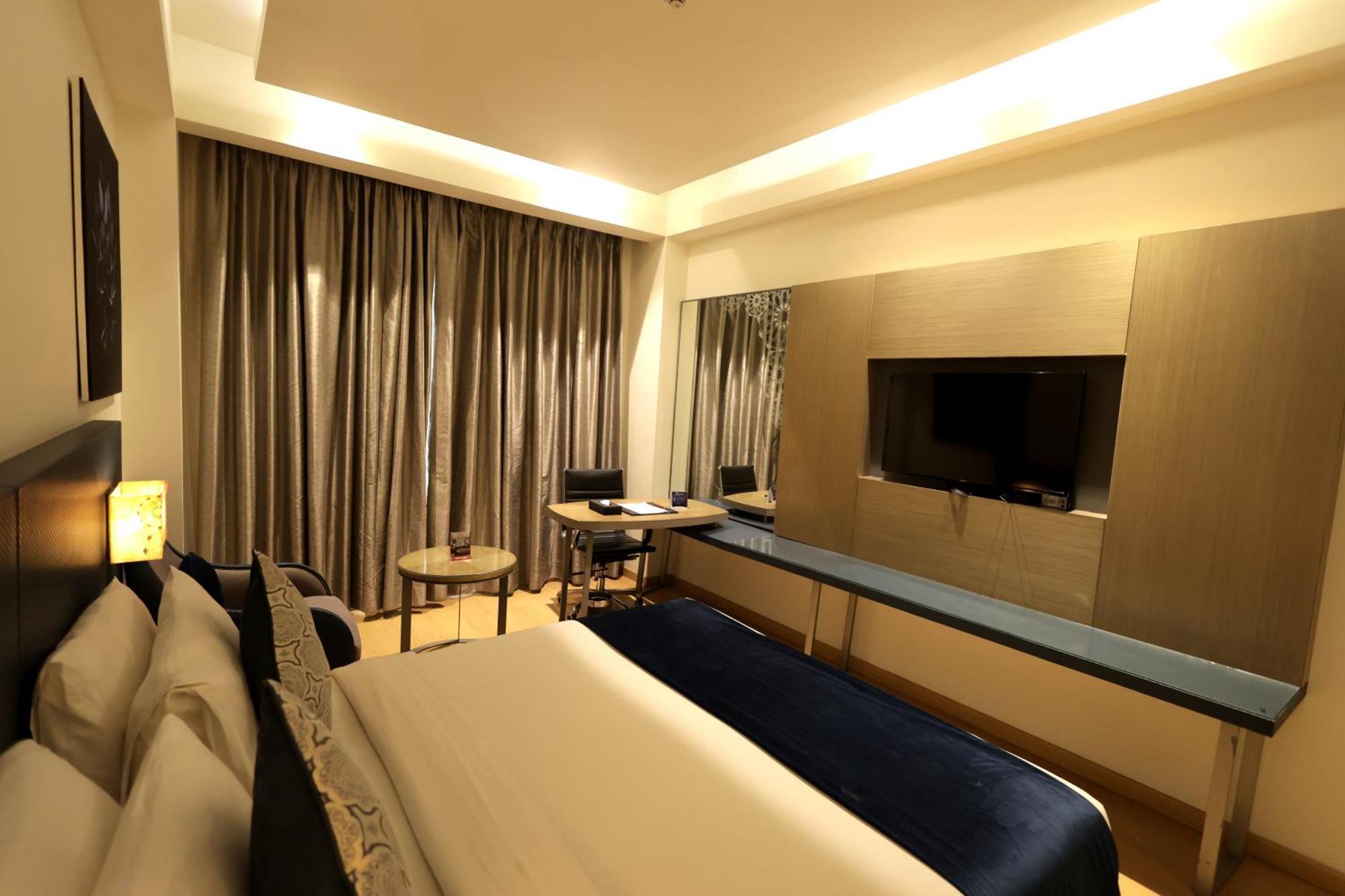 Ramada By Wyndham Lucknow Hotel And Convention Center Eksteriør billede