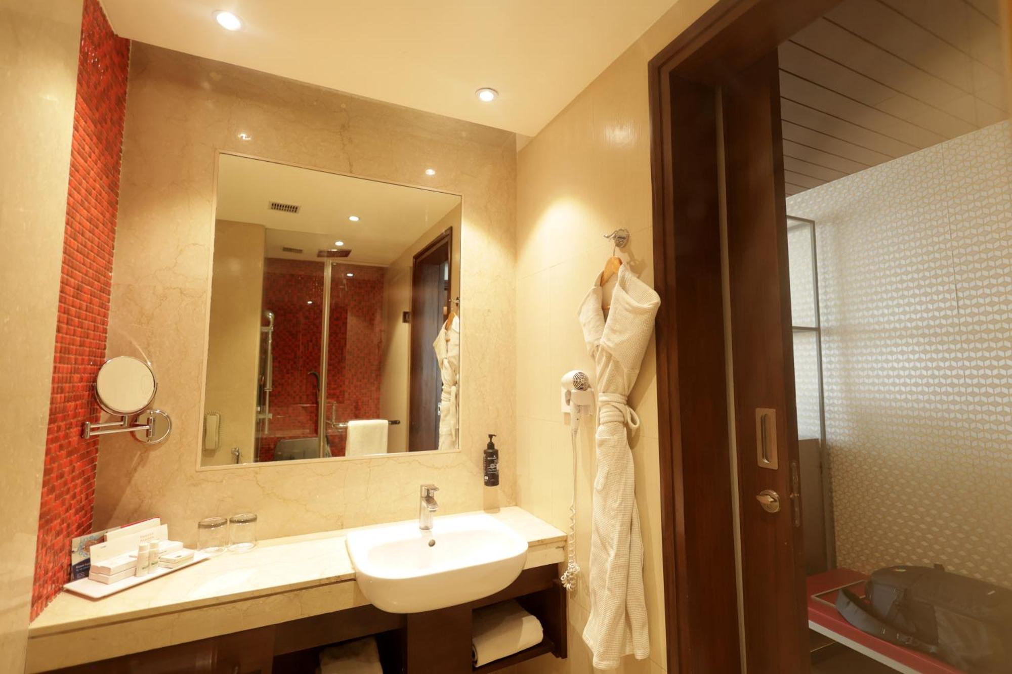 Ramada By Wyndham Lucknow Hotel And Convention Center Eksteriør billede