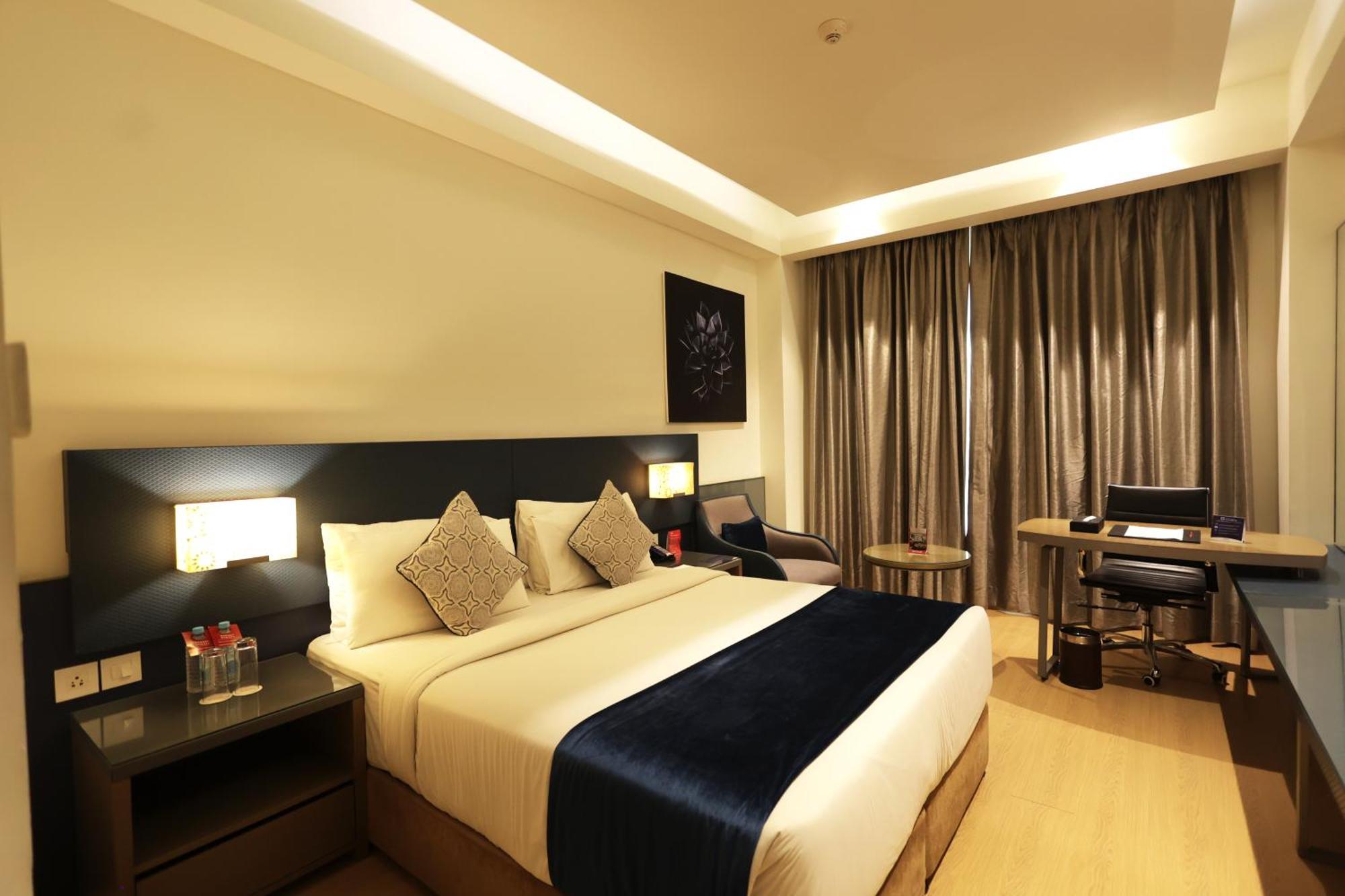 Ramada By Wyndham Lucknow Hotel And Convention Center Eksteriør billede