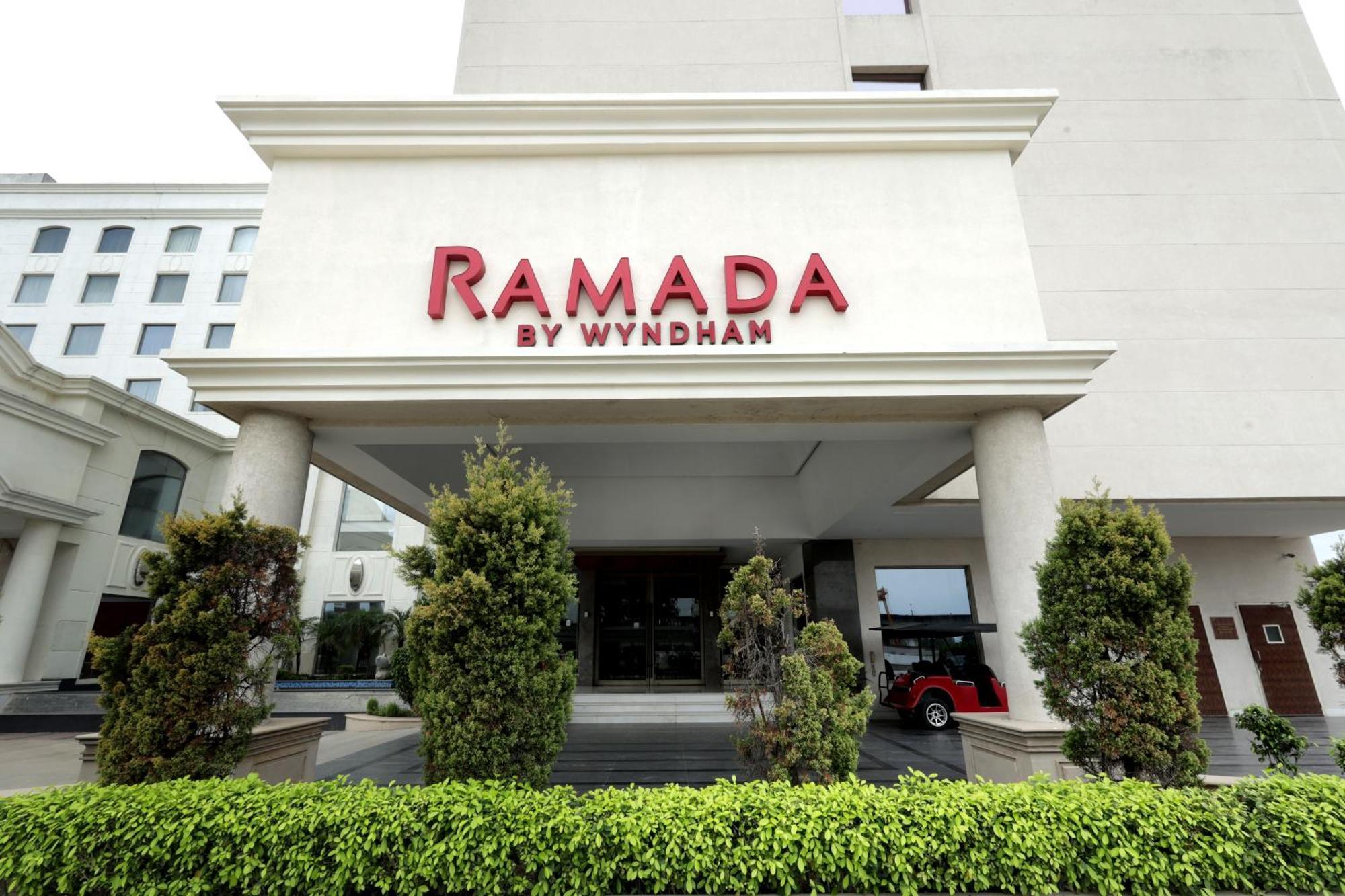 Ramada By Wyndham Lucknow Hotel And Convention Center Eksteriør billede