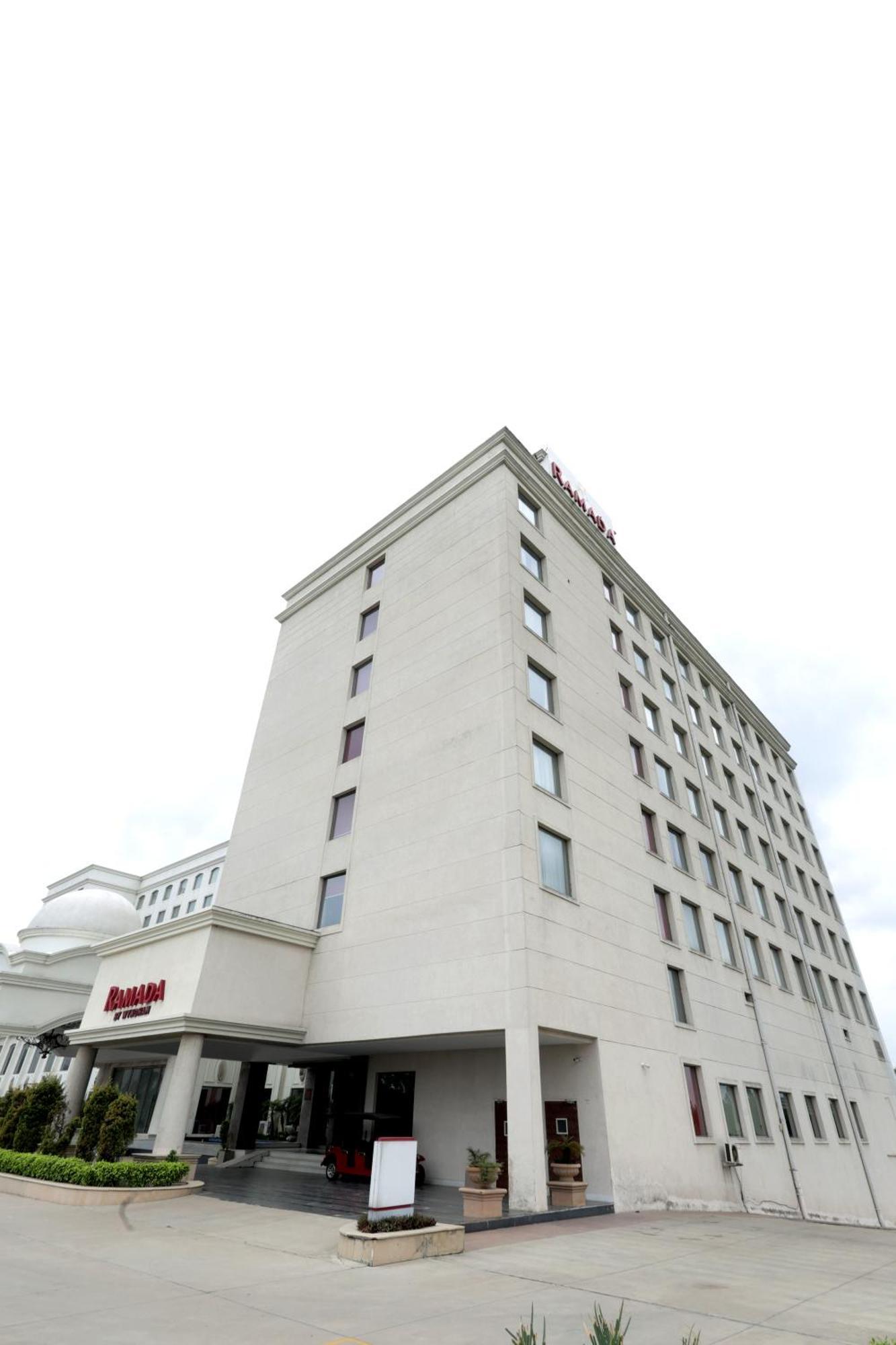 Ramada By Wyndham Lucknow Hotel And Convention Center Eksteriør billede