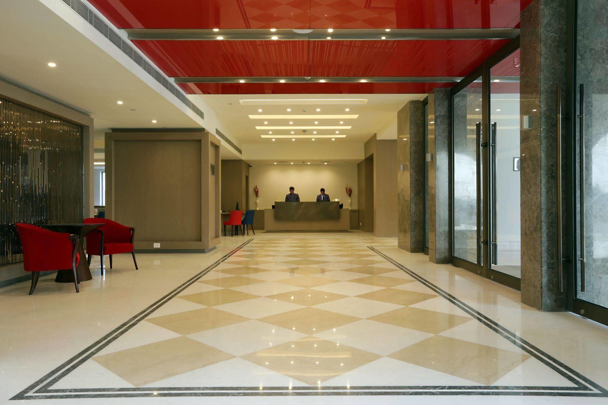 Ramada By Wyndham Lucknow Hotel And Convention Center Eksteriør billede