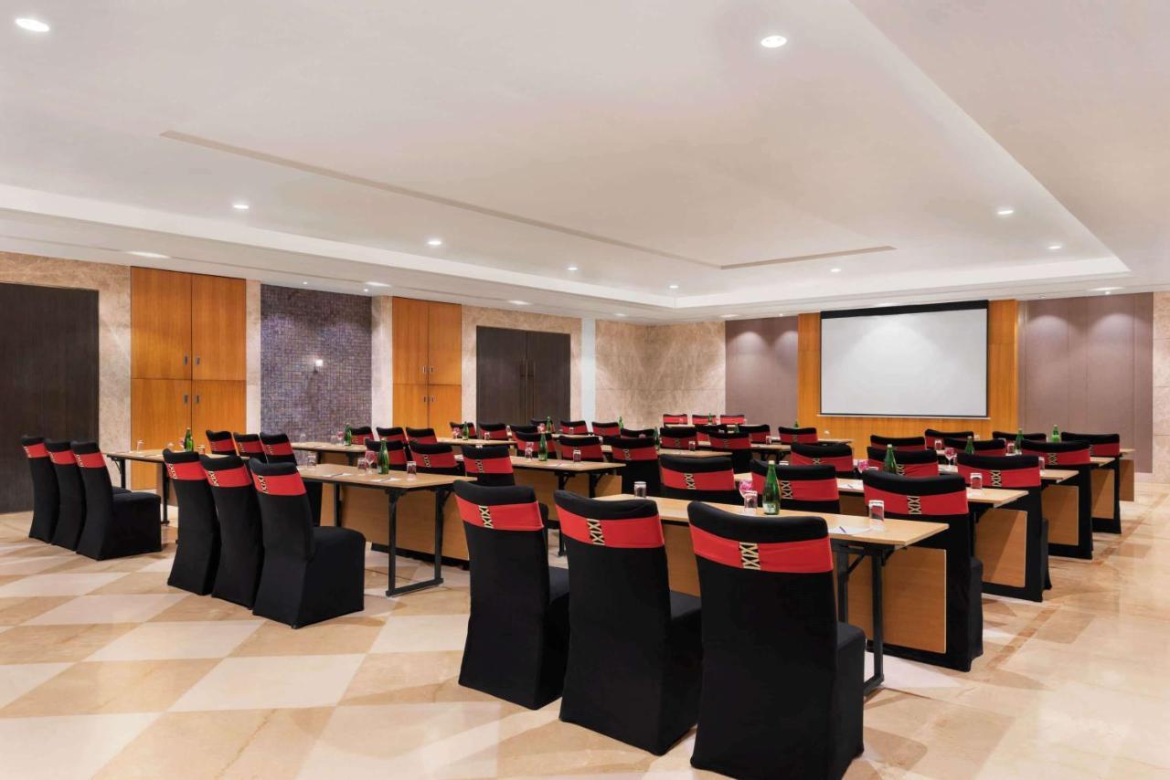 Ramada By Wyndham Lucknow Hotel And Convention Center Eksteriør billede