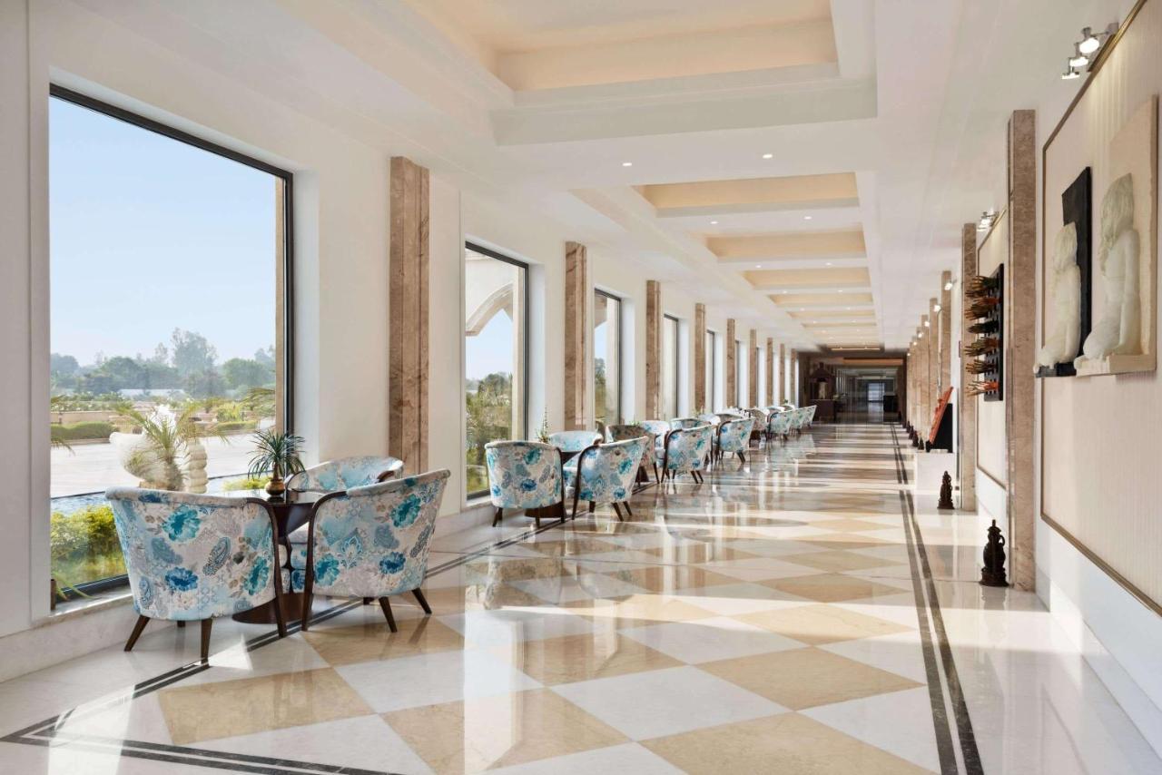 Ramada By Wyndham Lucknow Hotel And Convention Center Eksteriør billede