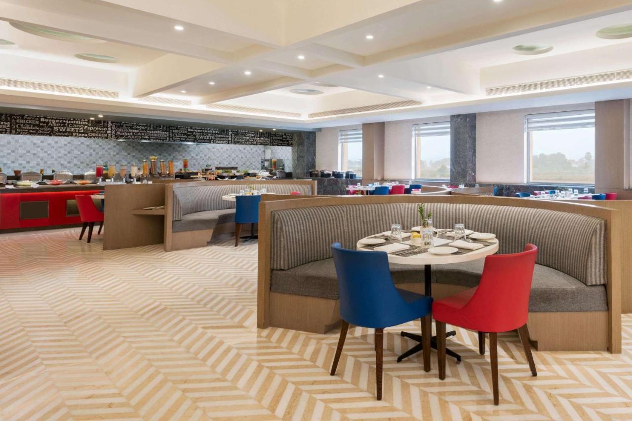 Ramada By Wyndham Lucknow Hotel And Convention Center Eksteriør billede