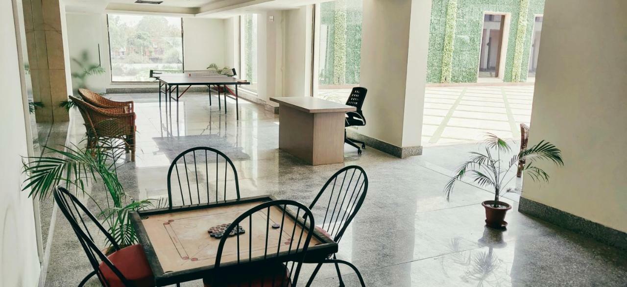 Ramada By Wyndham Lucknow Hotel And Convention Center Eksteriør billede